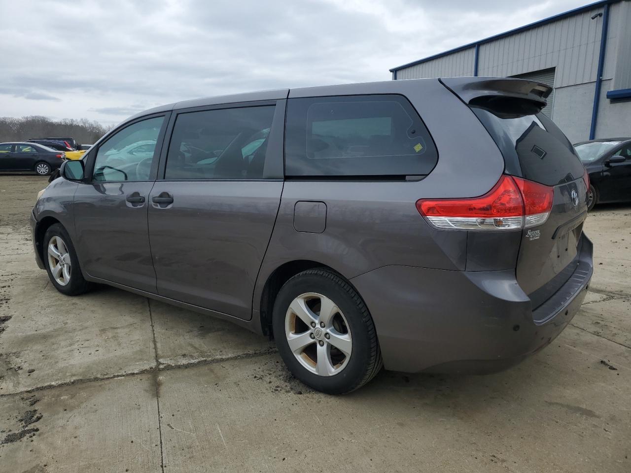 2014 Toyota Sienna - Image 2