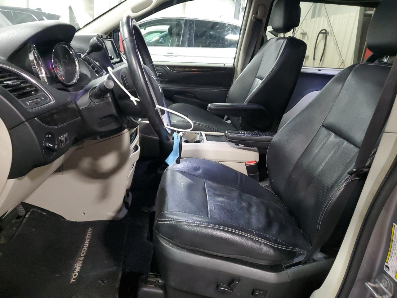 2015 Chrysler Town & Country - Image 7