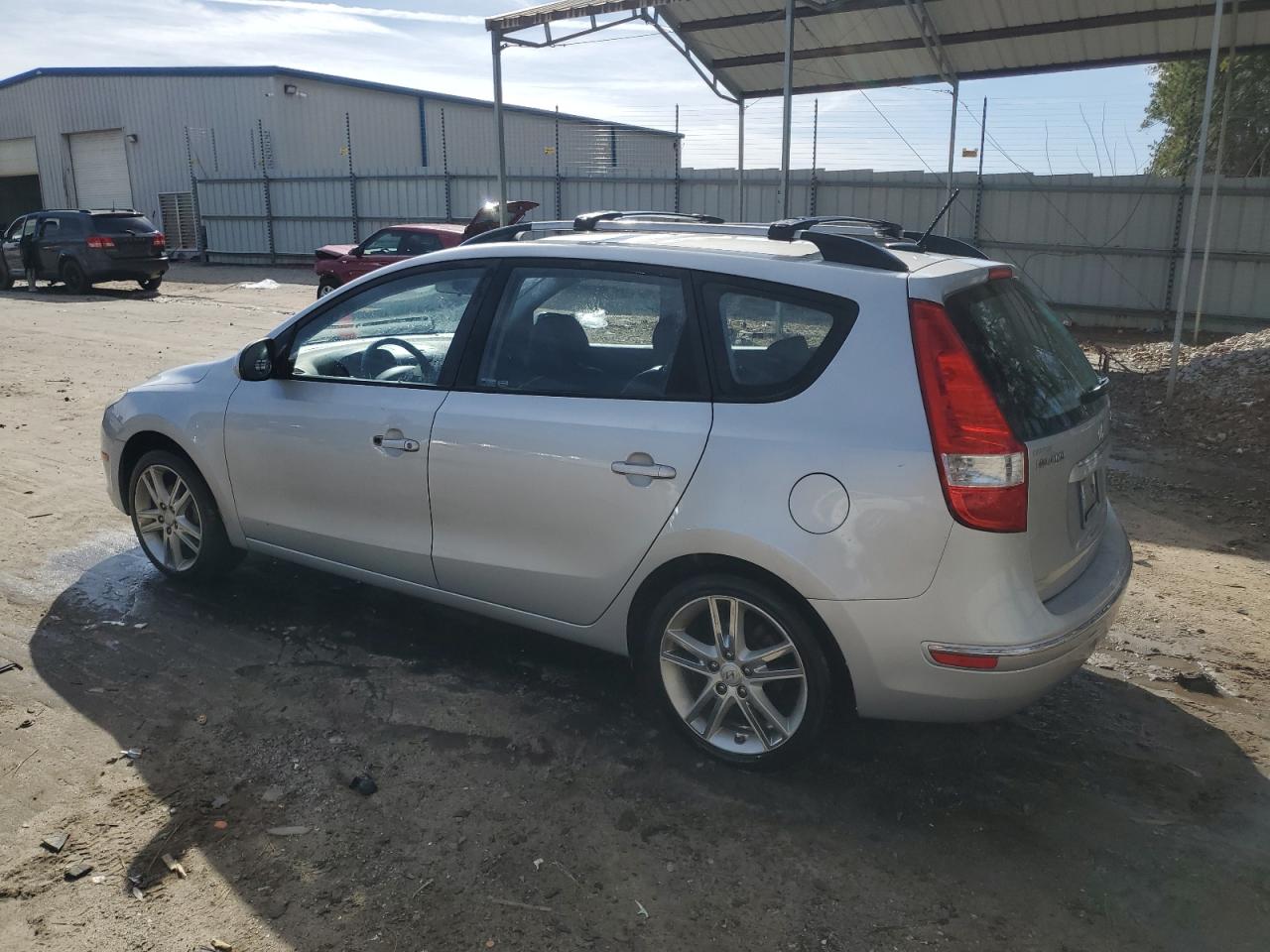 2011 Hyundai Elantra - Image 2
