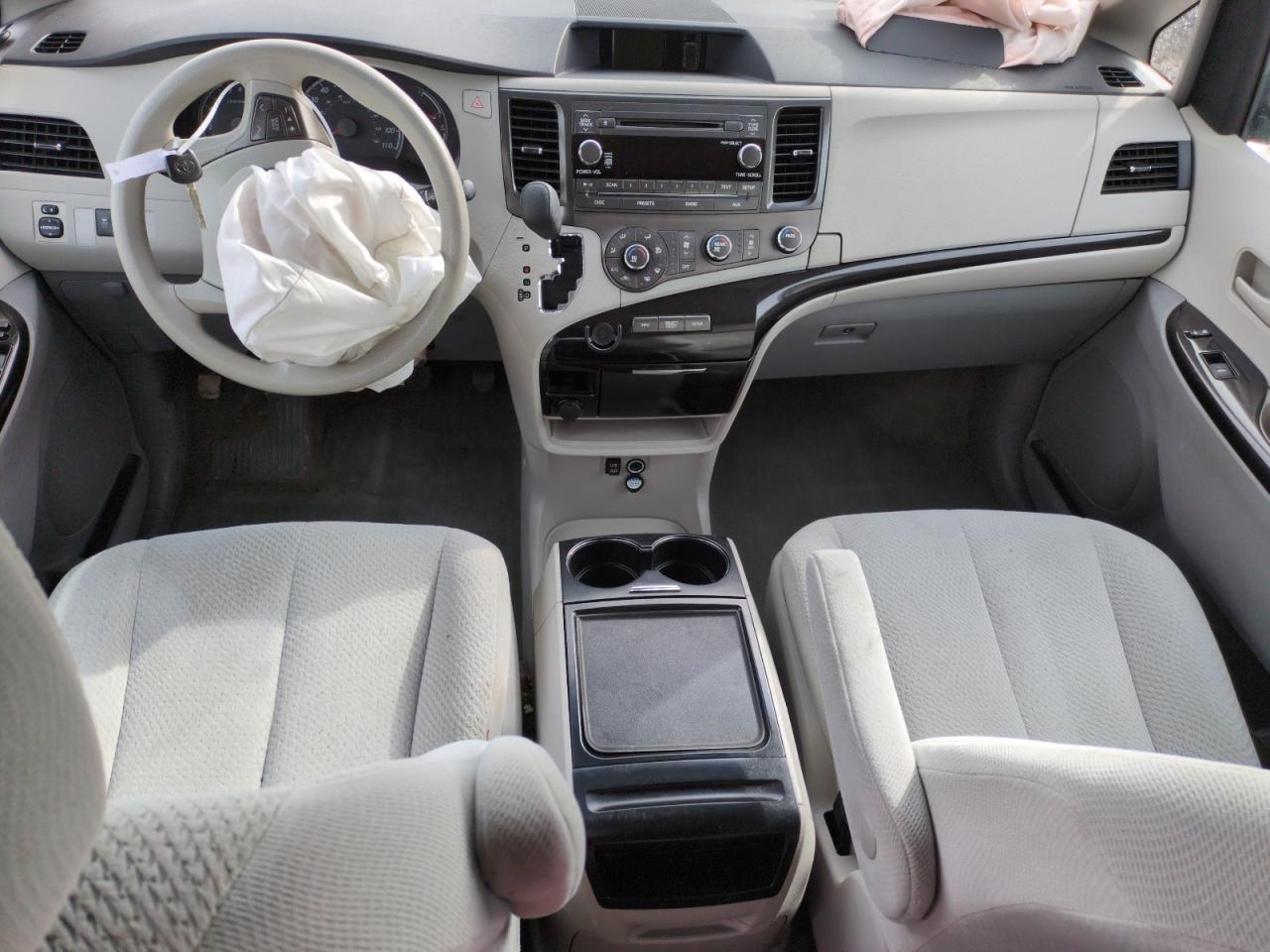 2012 Toyota Sienna - Image 8