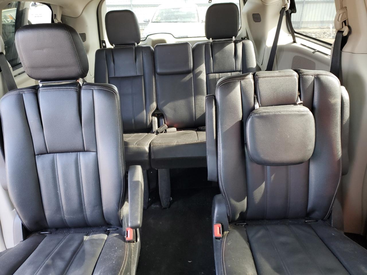 2015 Chrysler Town & Country - Image 10