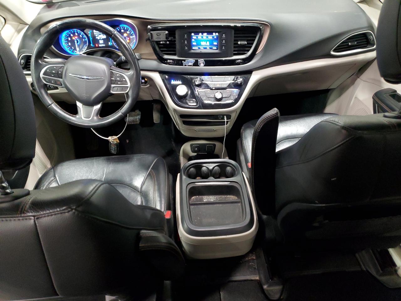 2017 Chrysler Pacifica - Image 8