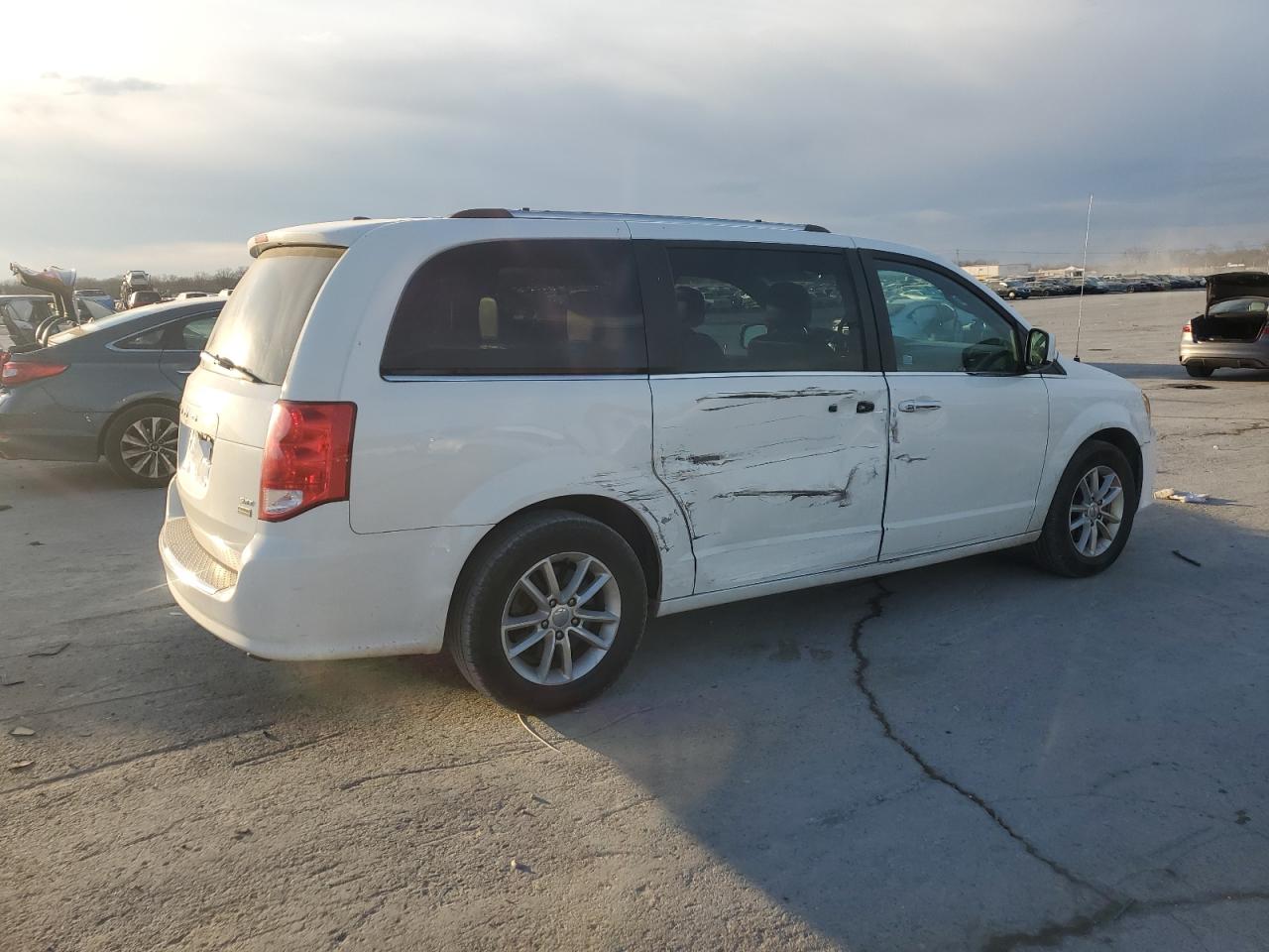 2019 Dodge Caravan - Image 3
