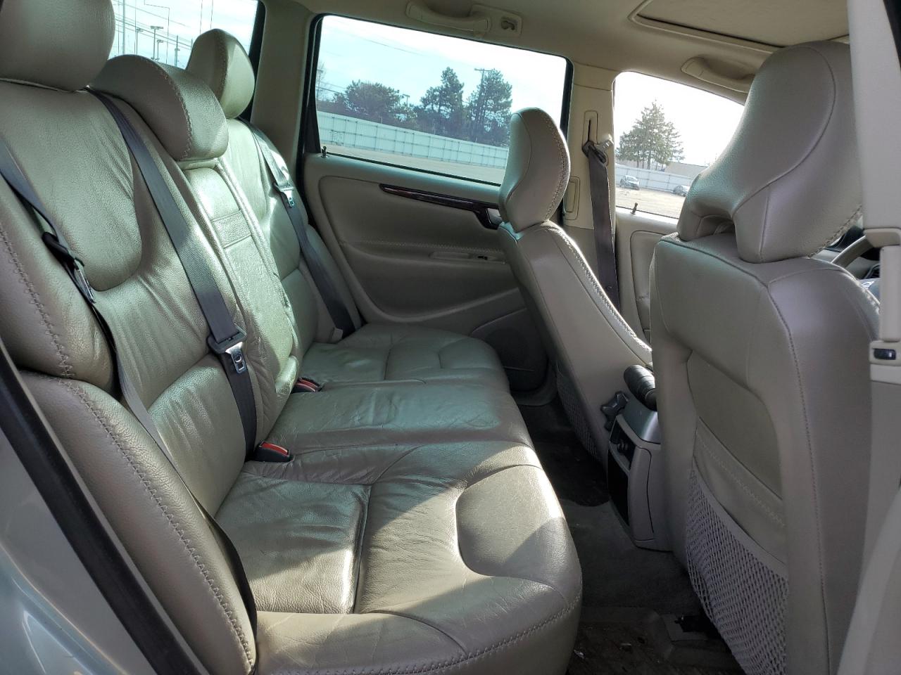 2004 Volvo XC70 - Image 11
