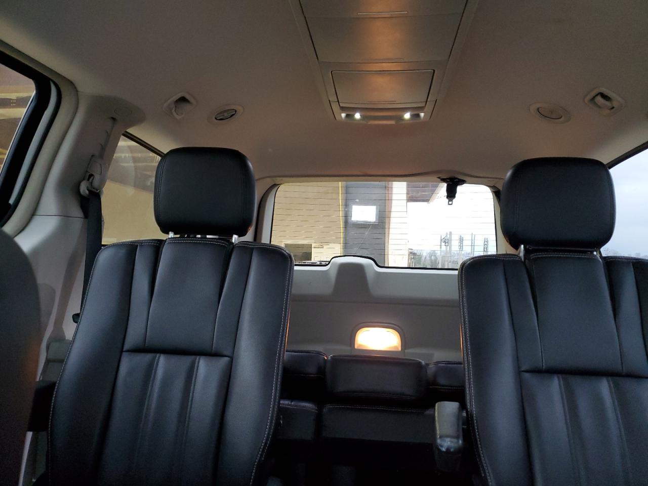 2016 Chrysler Town & Country - Image 10