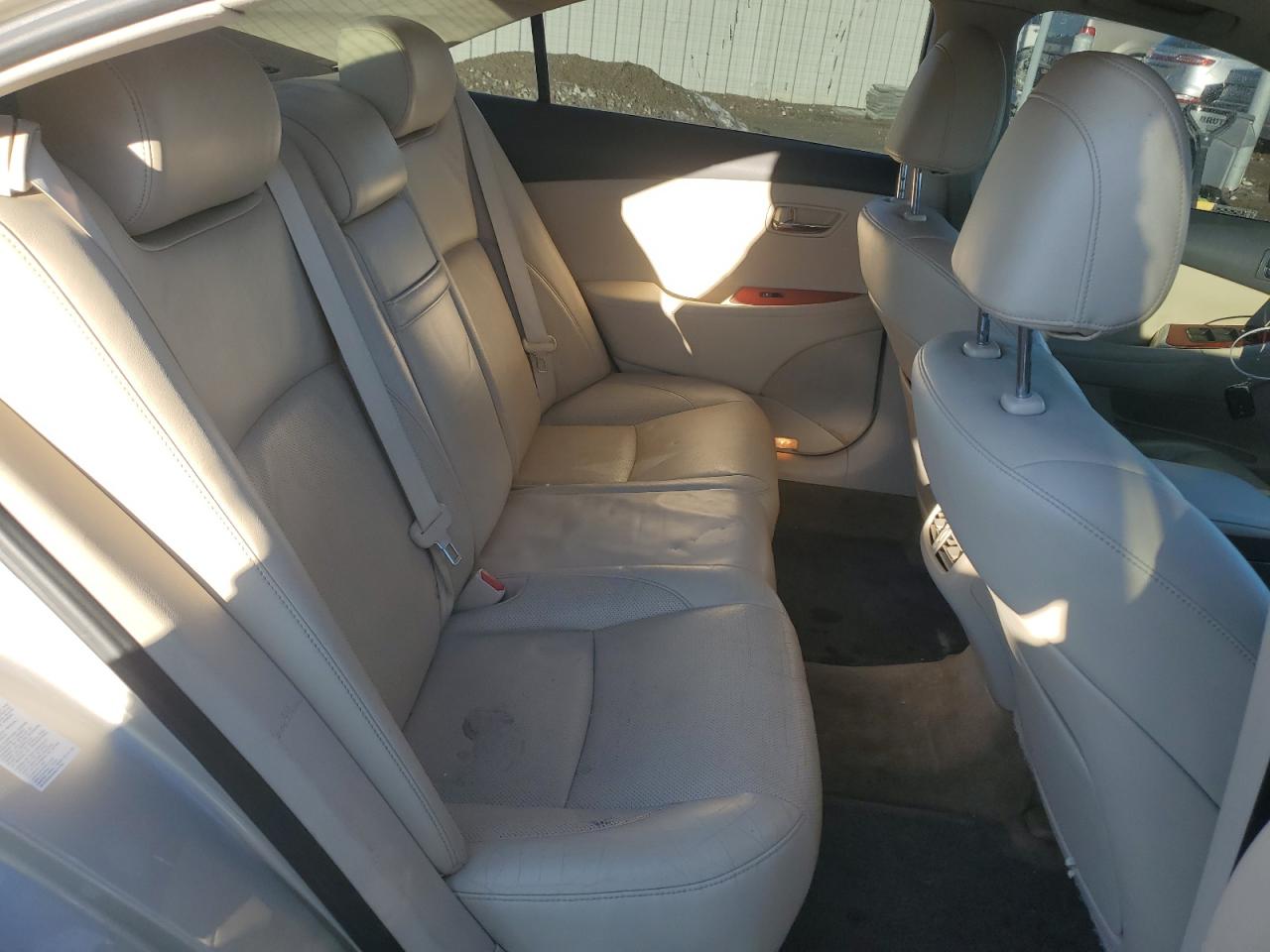 2010 Lexus ES - Image 10