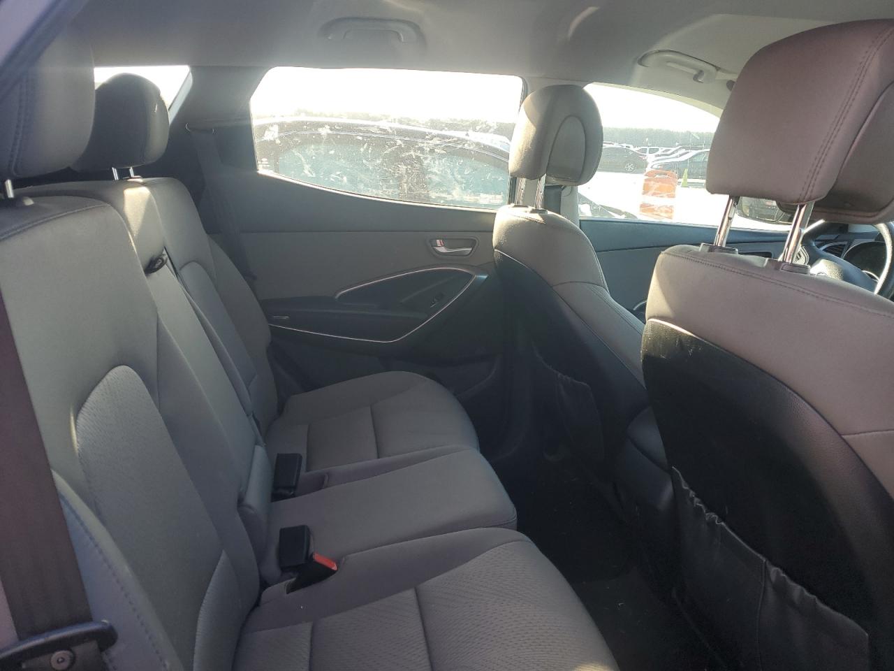 2016 Hyundai Santa Fe - Image 10