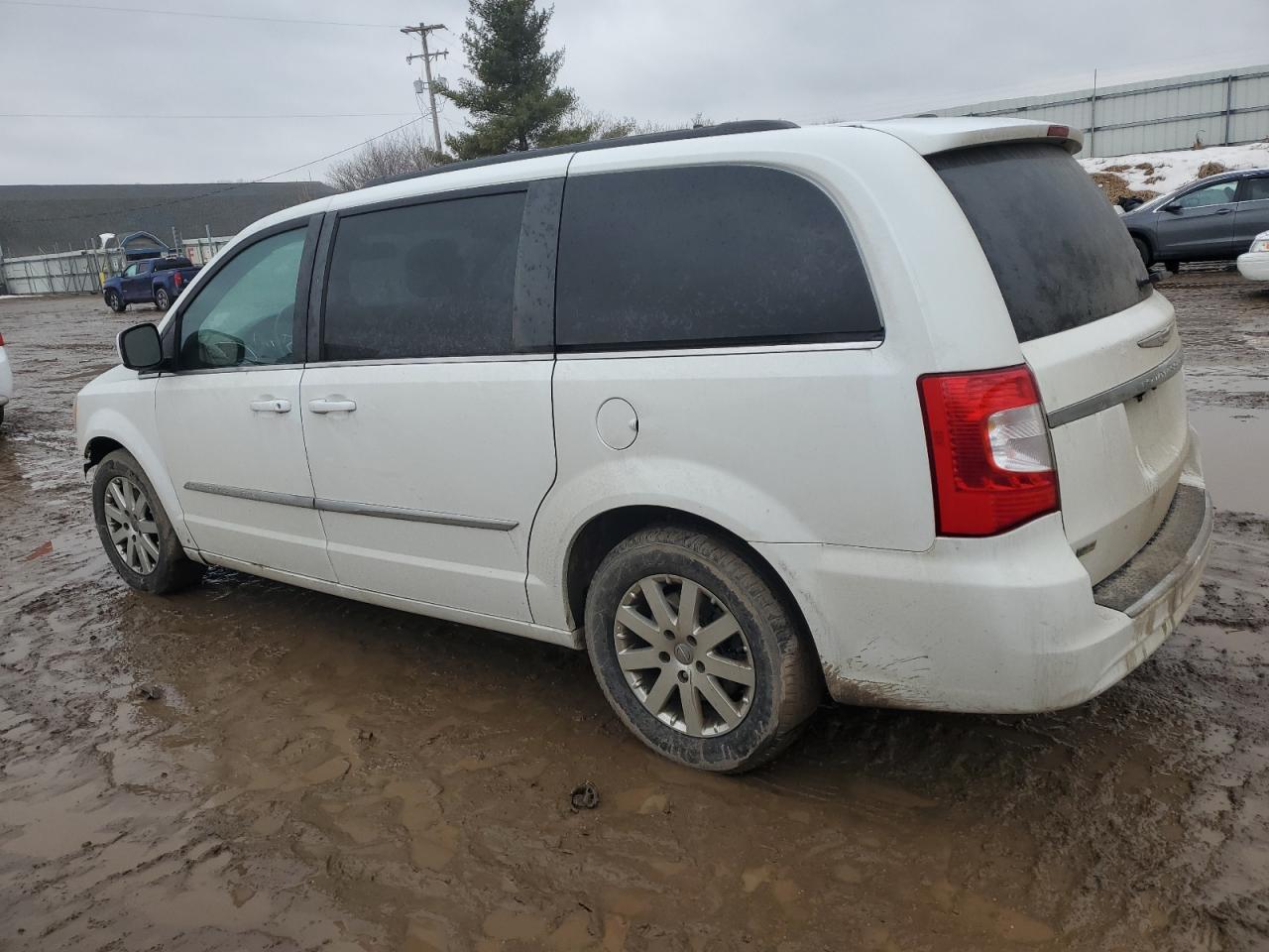 2016 Chrysler Town & Country - Image 2