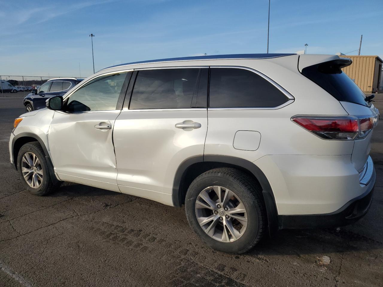 2015 Toyota Highlander - Image 2
