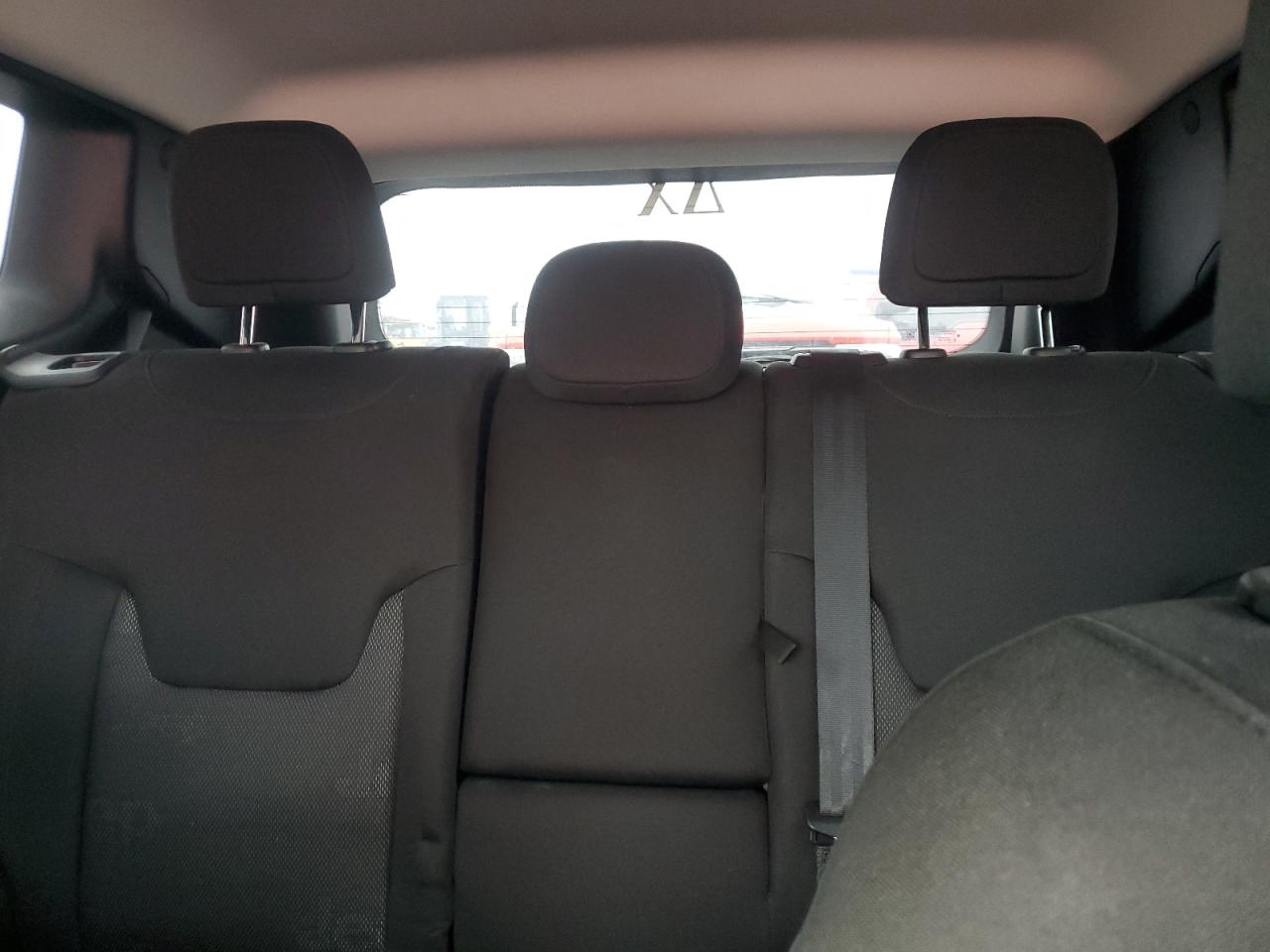 2017 Jeep Renegade - Image 10