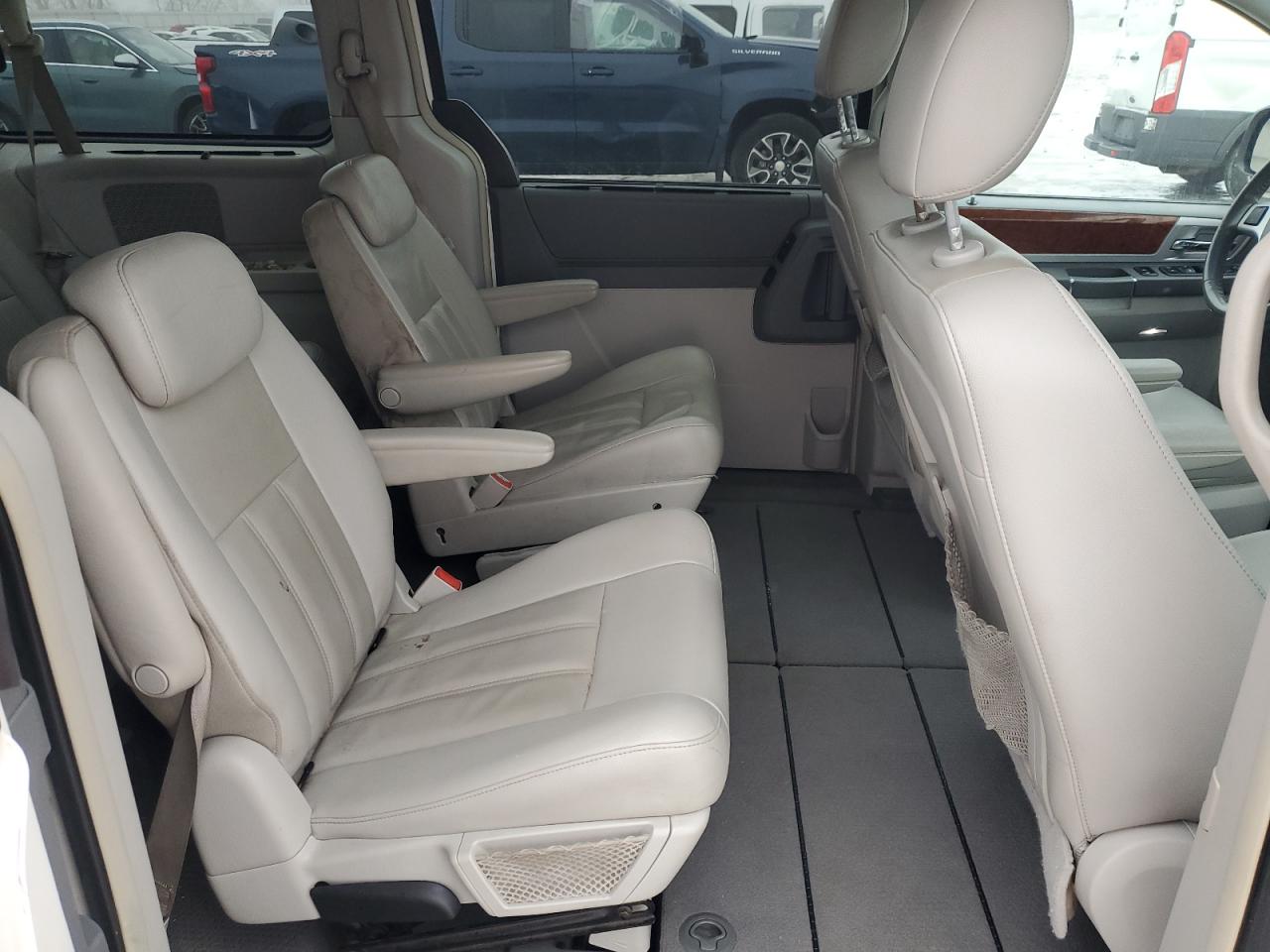 2009 Chrysler Town & Country - Image 11