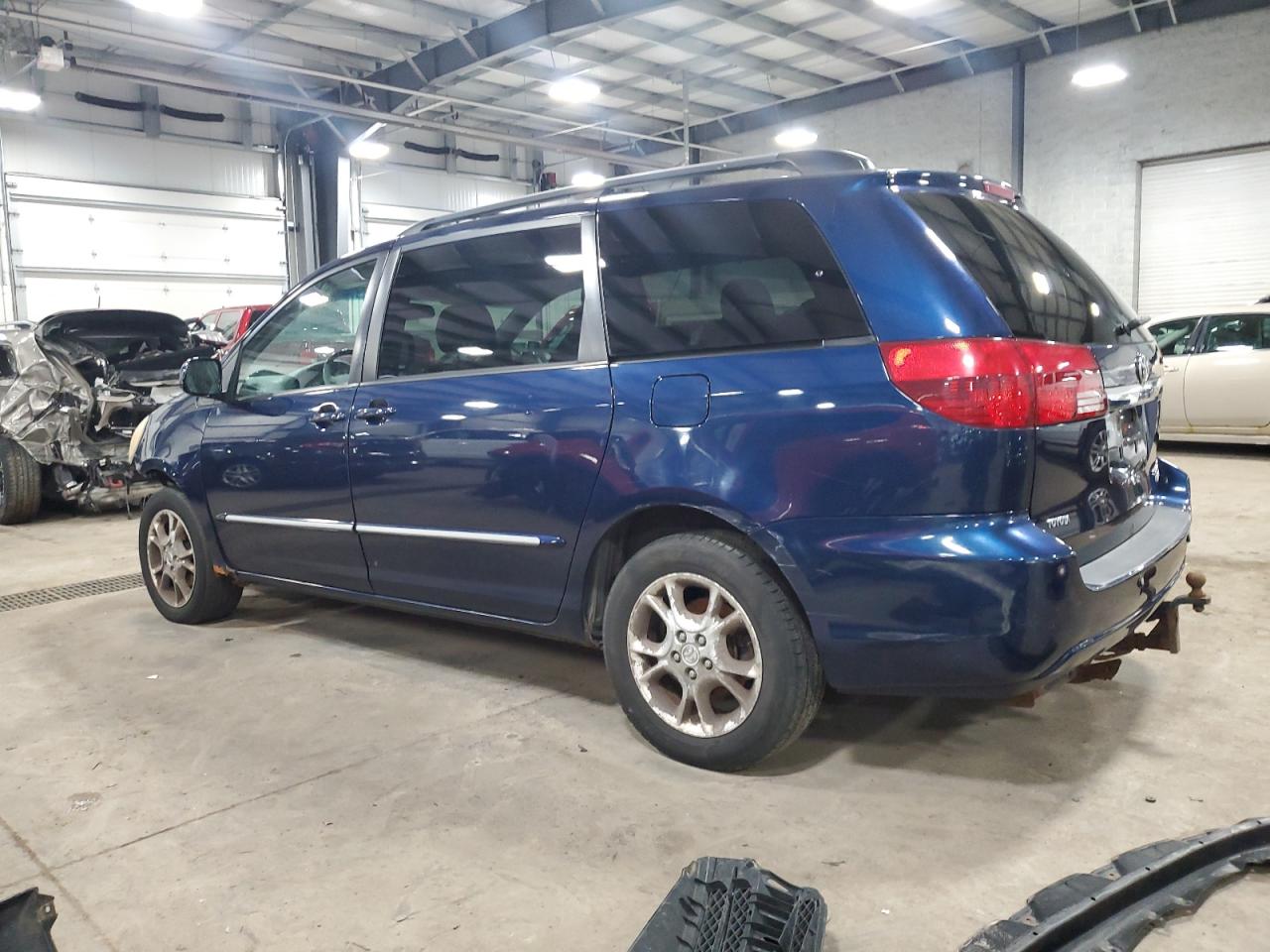 2004 Toyota Sienna - Image 2