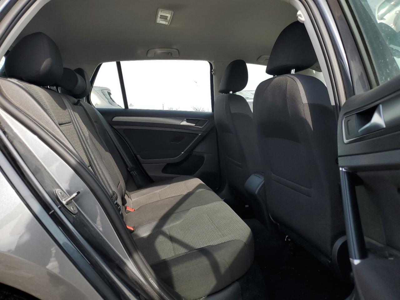 2018 Volkswagen Golf - Image 10