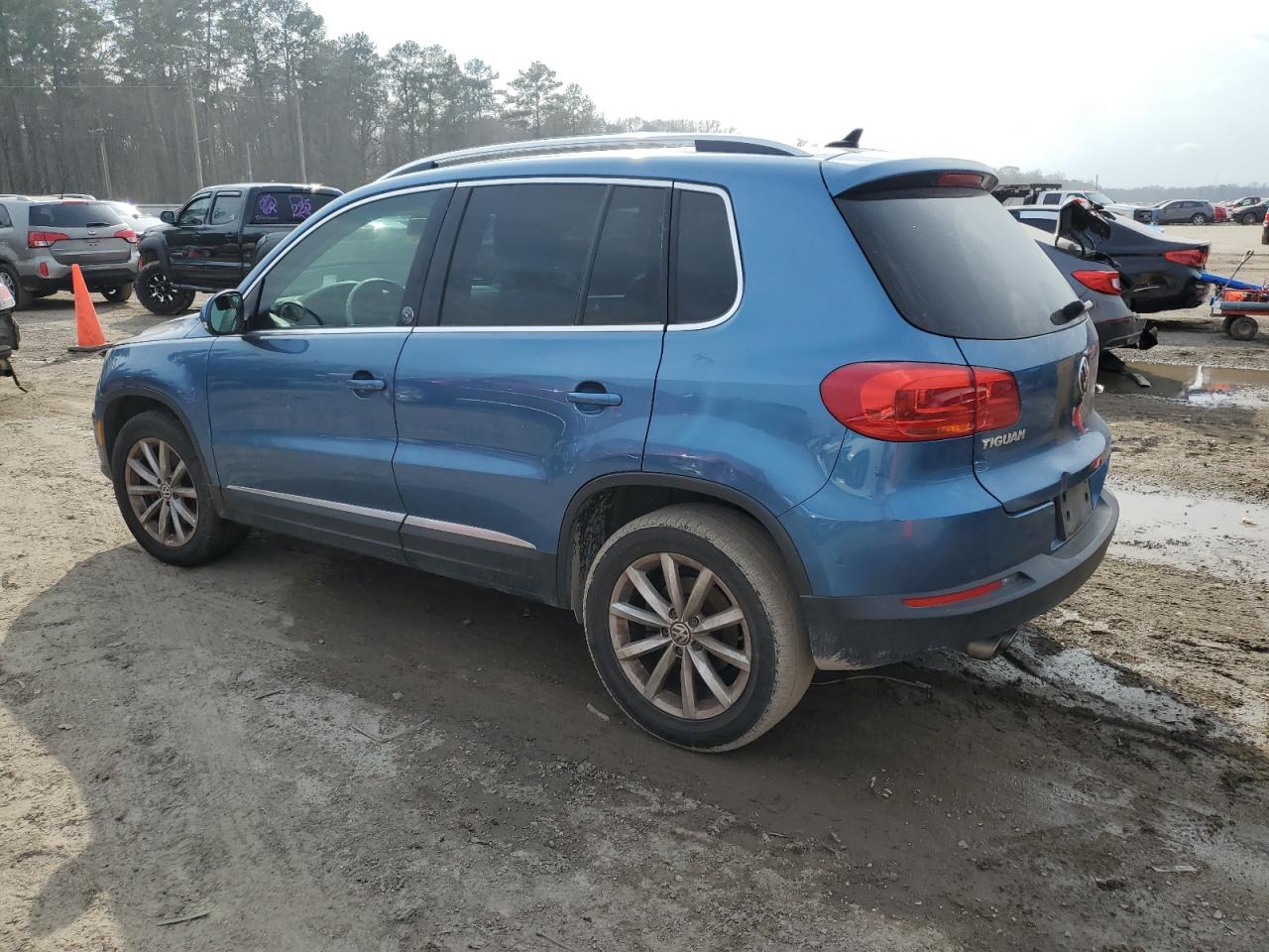 2017 Volkswagen Tiguan - Image 2