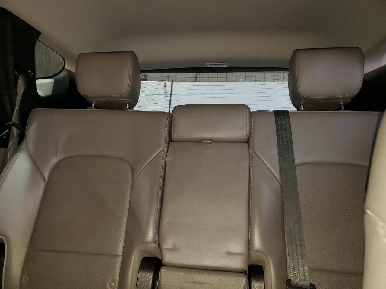 2015 Hyundai Santa Fe - Image 10