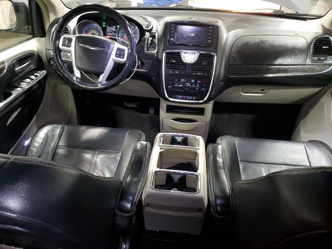 2015 Chrysler Town & Country - Image 8