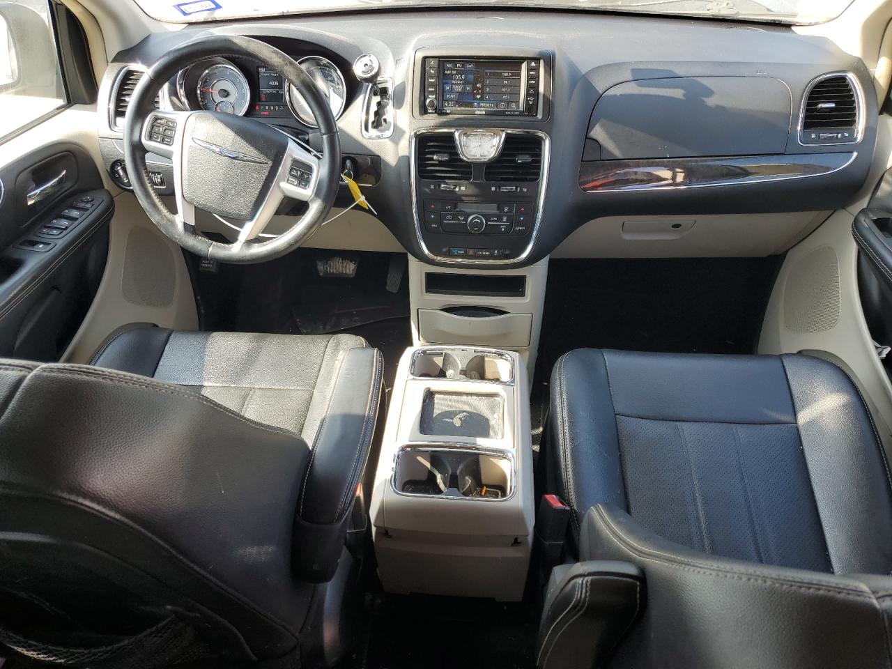 2015 Chrysler Town & Country - Image 8
