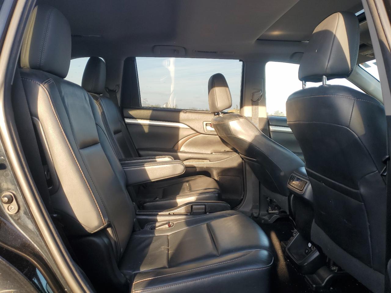 2015 Toyota Highlander - Image 12