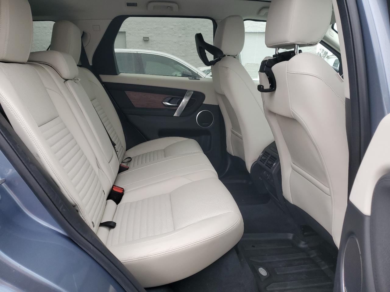 2023 Land Rover Discovery - Image 11