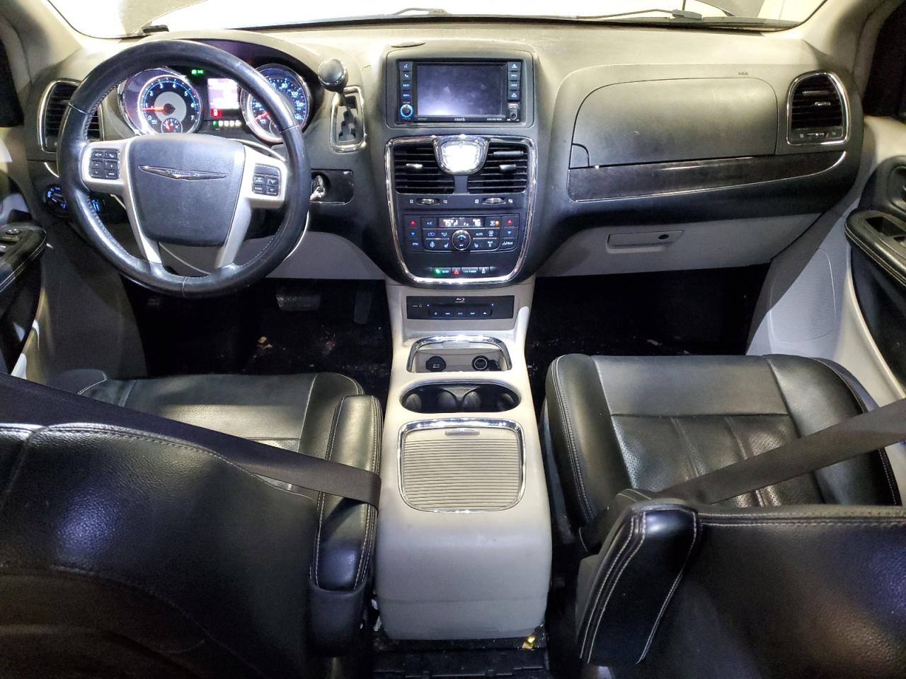 2015 Chrysler Town & Country - Image 8