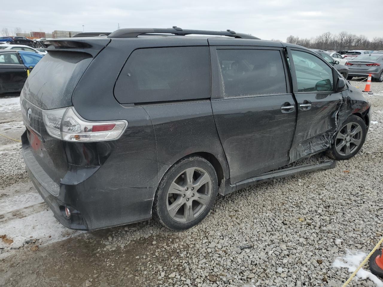 2017 Toyota Sienna - Image 3