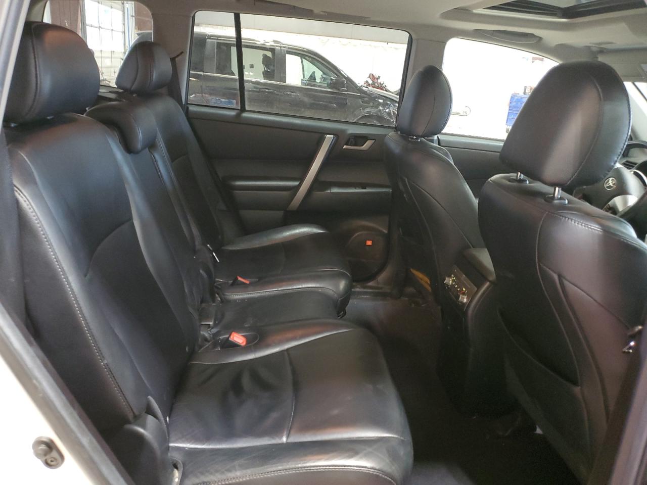 2012 Toyota Highlander - Image 11