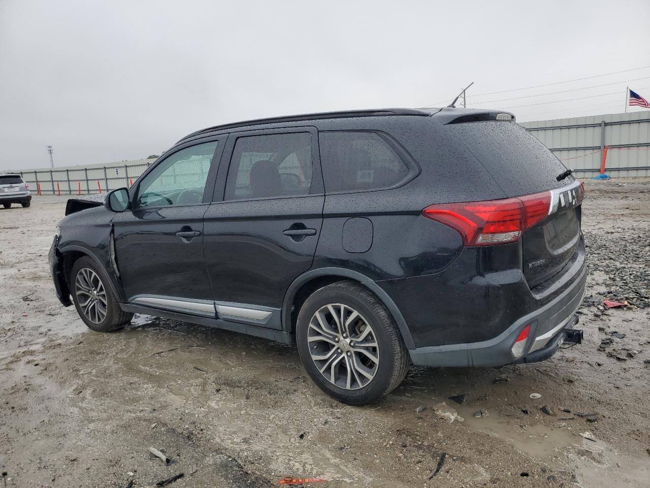 2016 Mitsubishi Outlander - Image 2