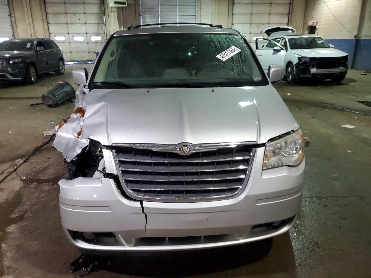 2009 Chrysler Town & Country - Image 5