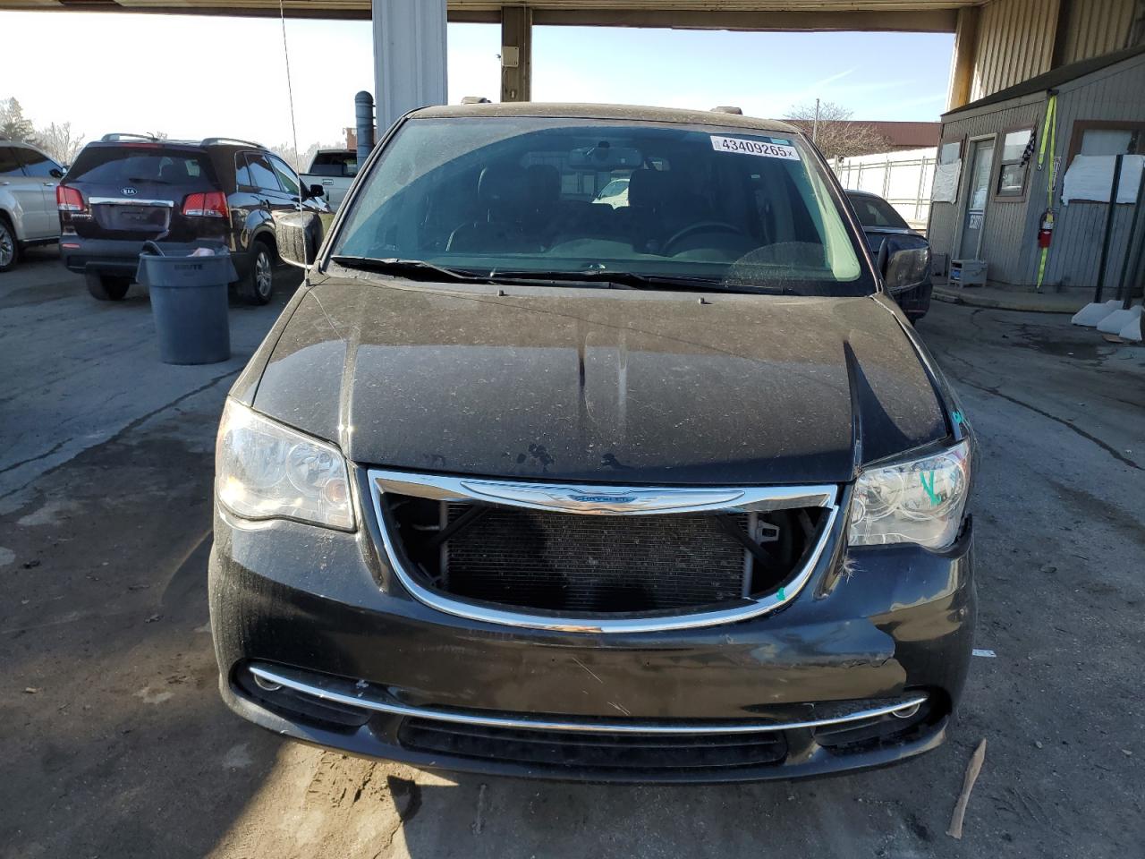 2015 Chrysler Town & Country - Image 5