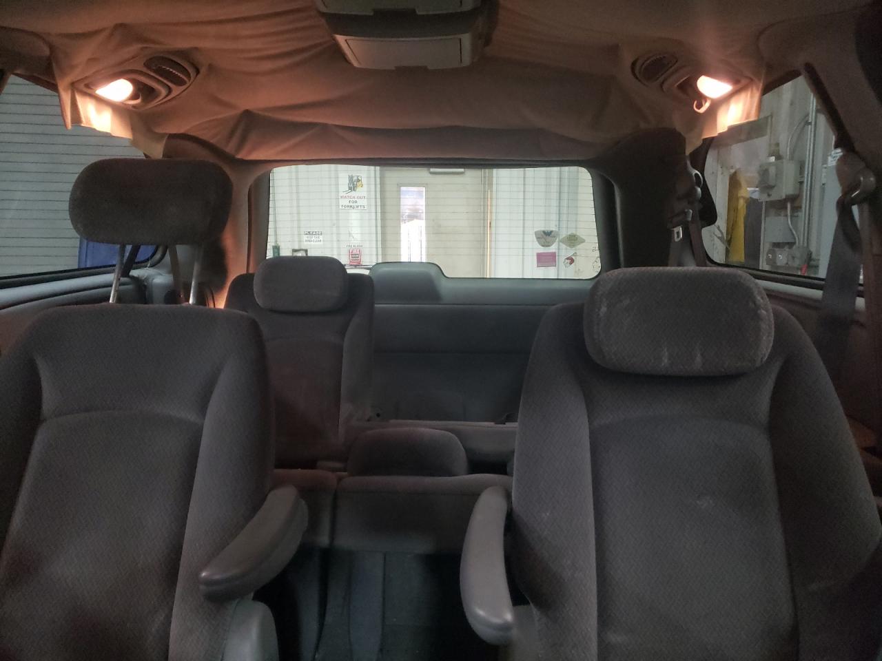2005 Dodge Caravan - Image 10