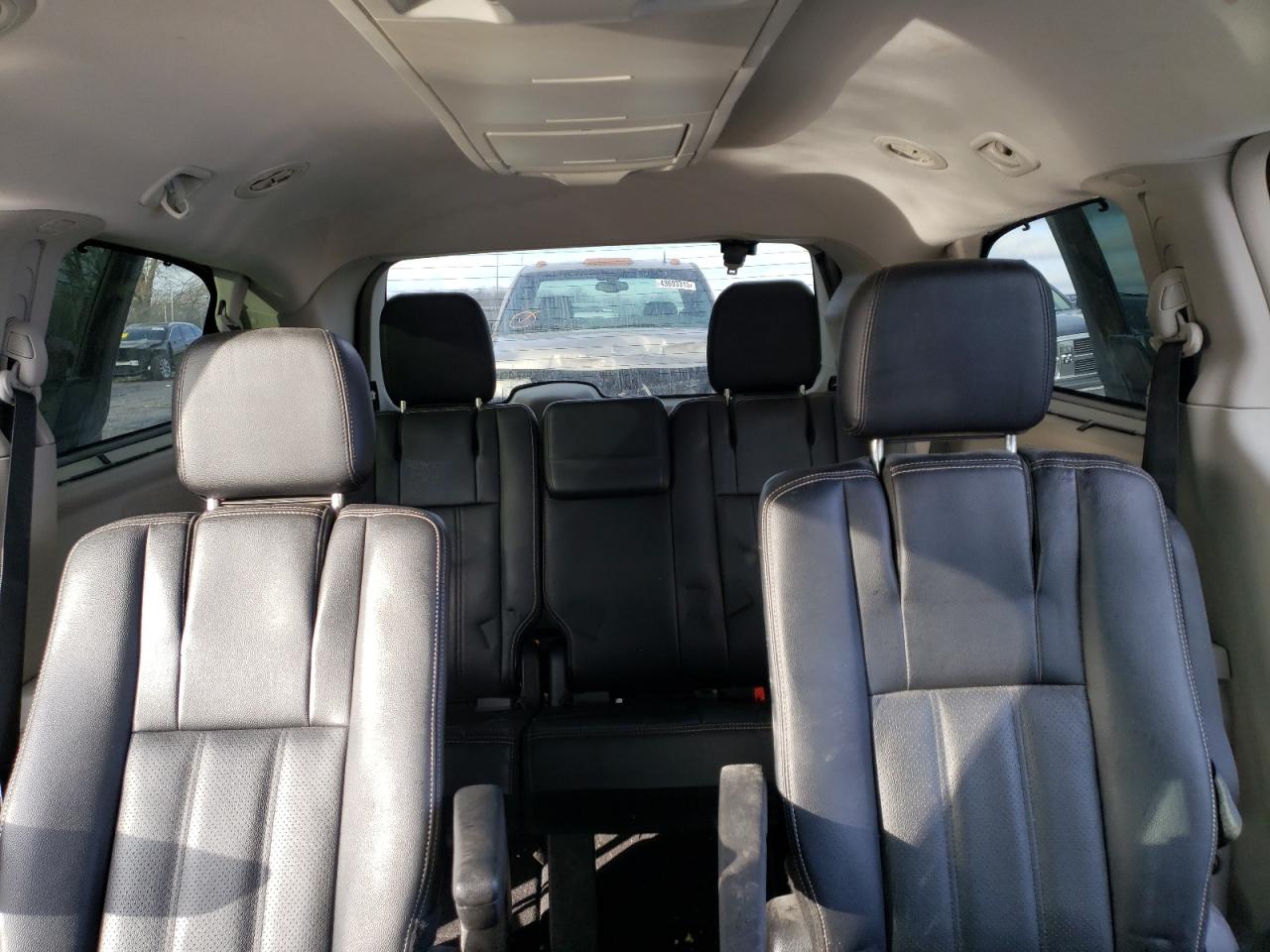 2015 Chrysler Town & Country - Image 10