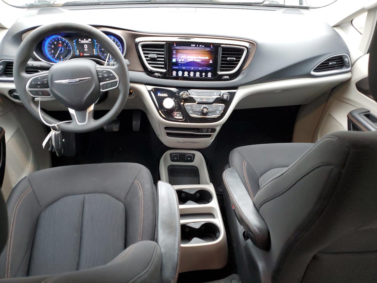 2017 Chrysler Pacifica - Image 8