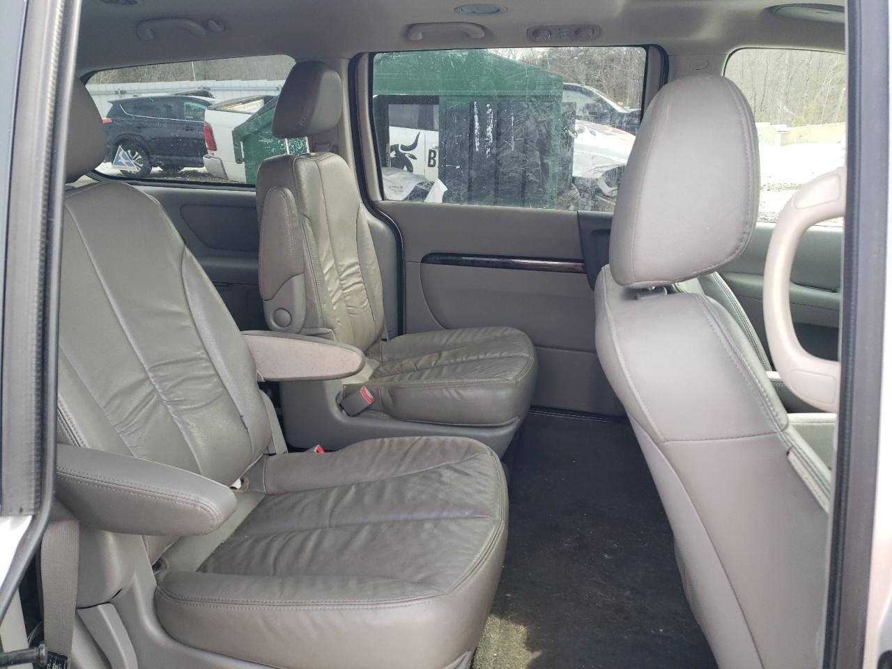 2012 Kia Sedona - Image 11