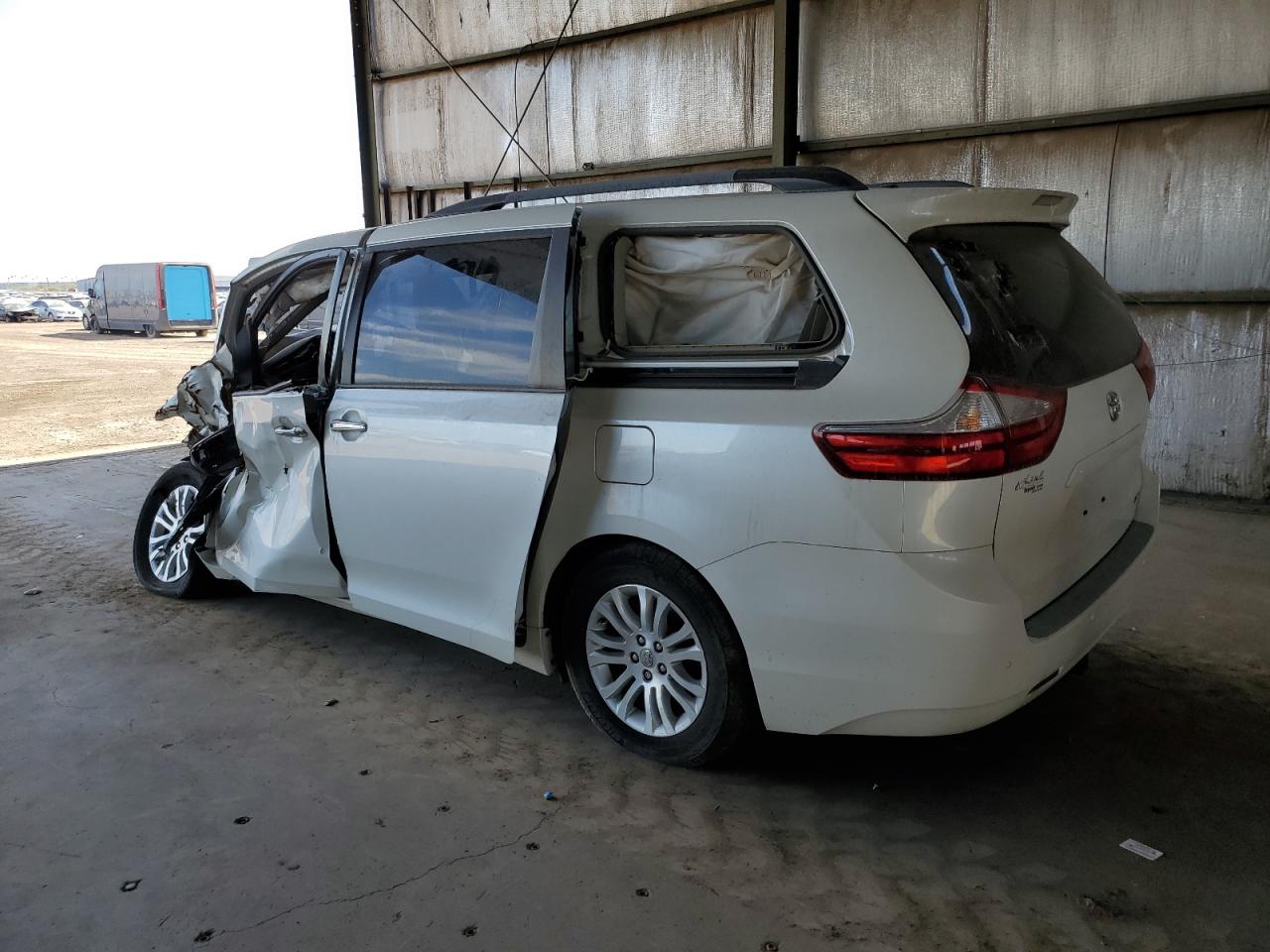 2015 Toyota Sienna - Image 2