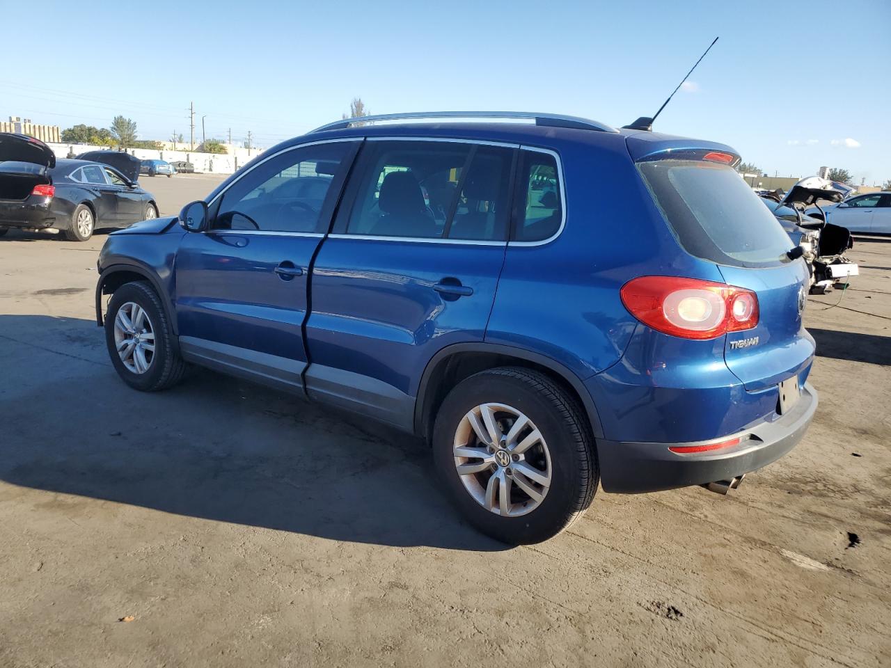 2009 Volkswagen Tiguan - Image 2