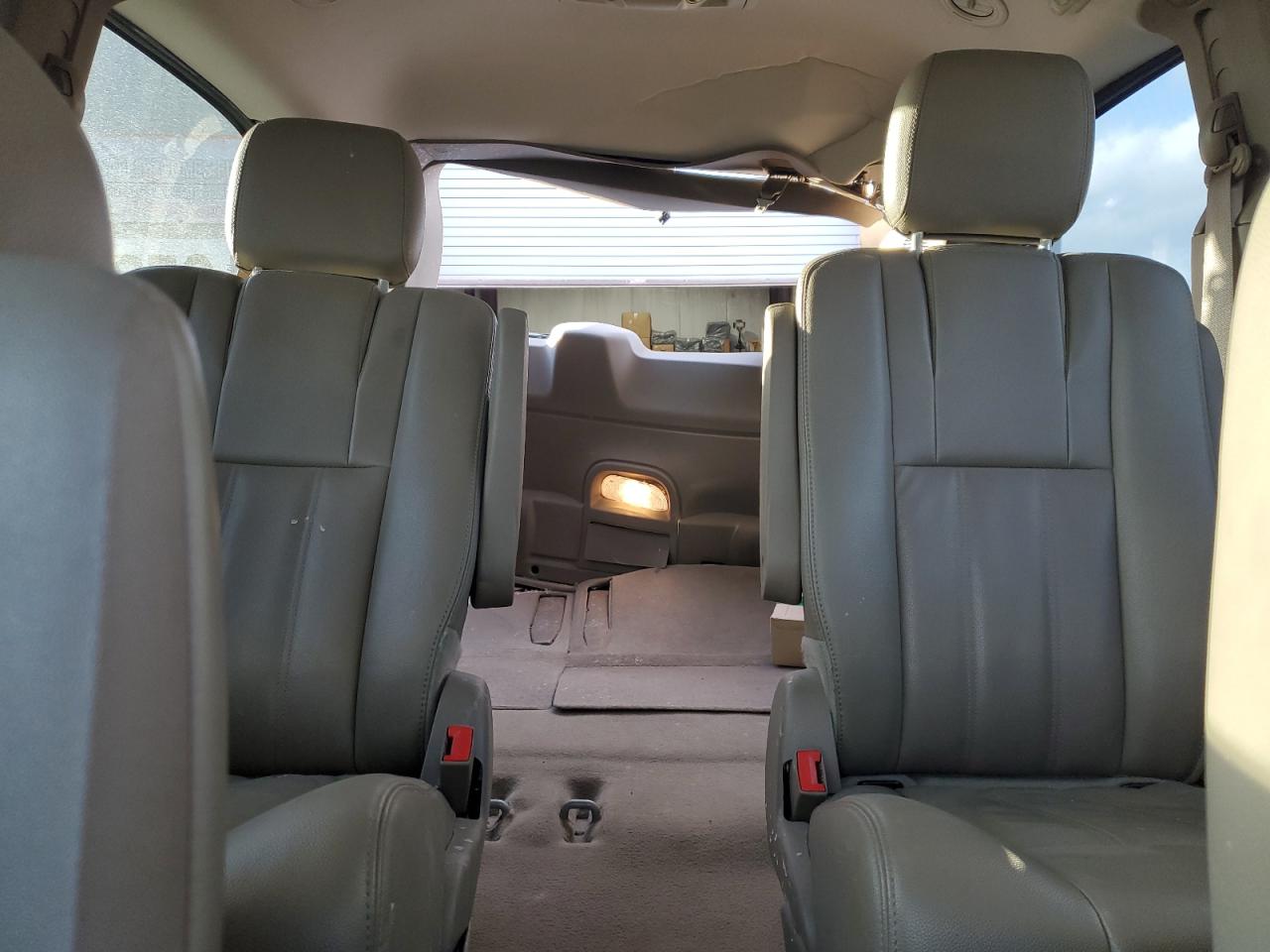 2014 Chrysler Town & Country - Image 10