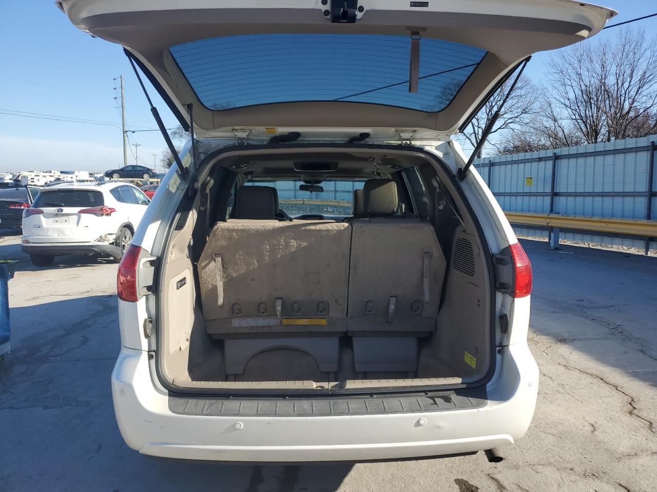 2010 Toyota Sienna - Image 6