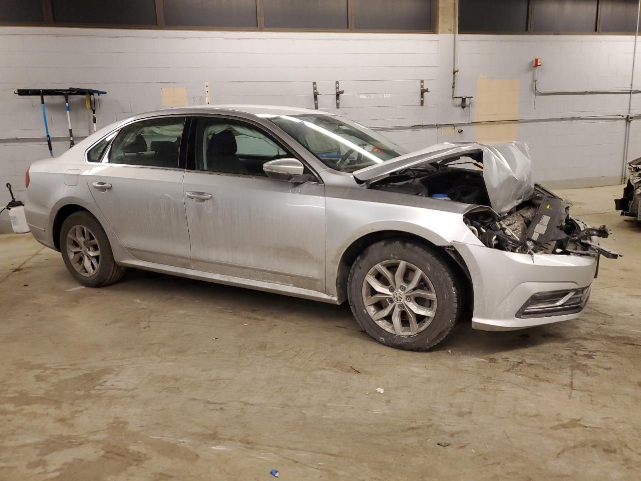 2017 Volkswagen Passat - Image 4