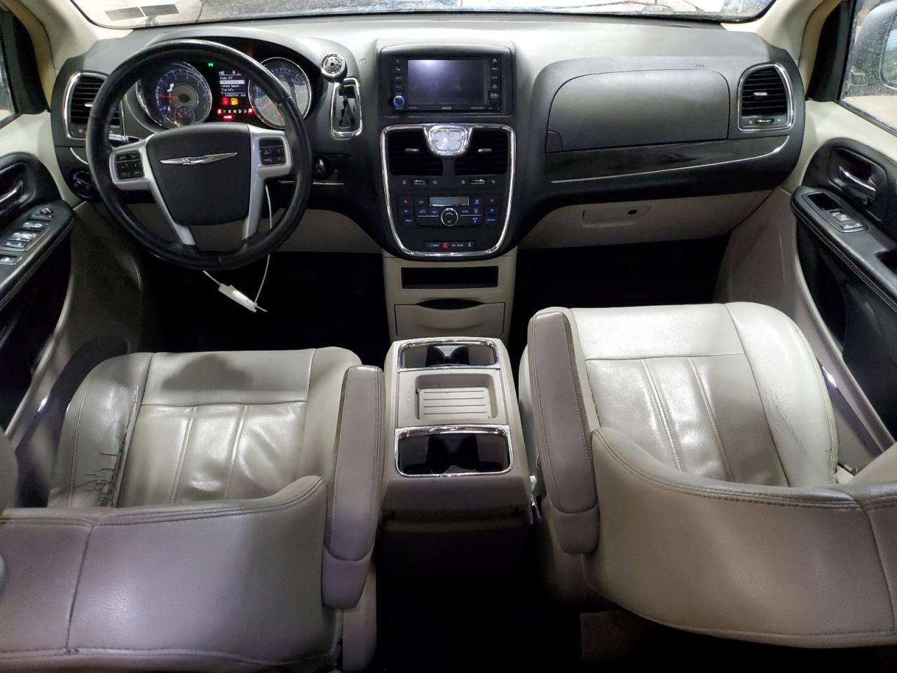 2013 Chrysler Town & Country - Image 8
