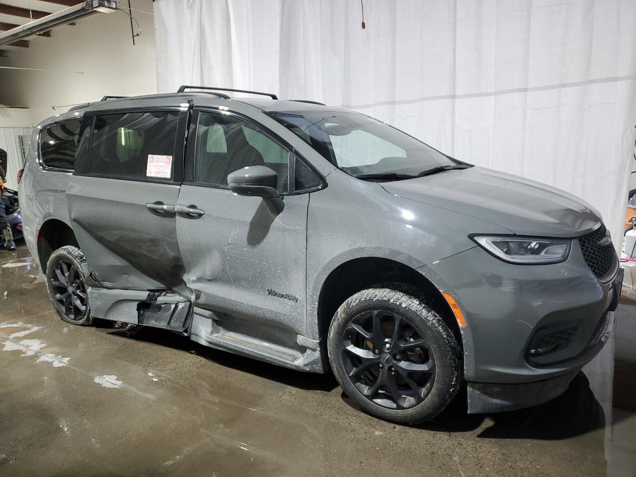 2022 Chrysler Pacifica - Image 4