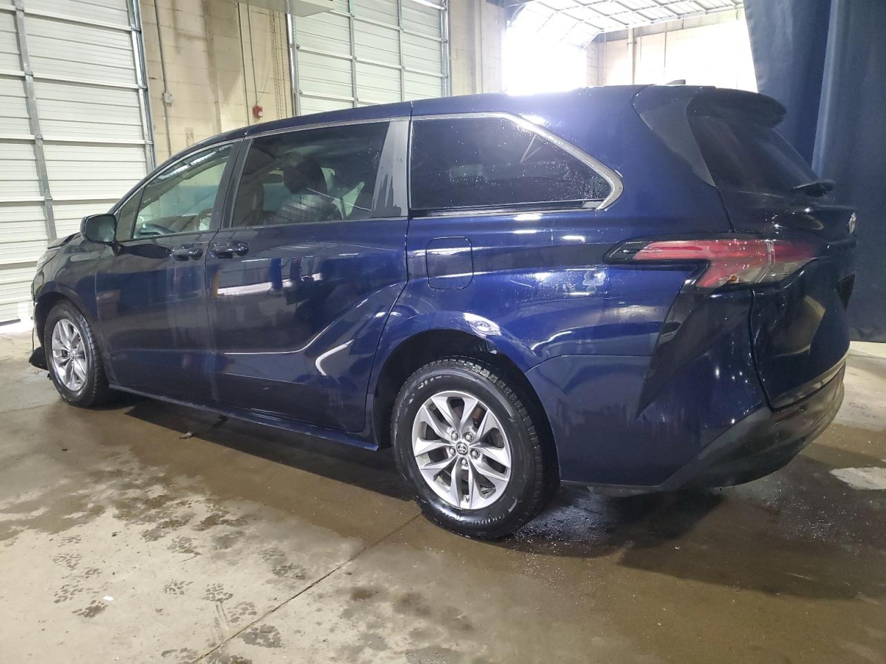 2022 Toyota Sienna - Image 2