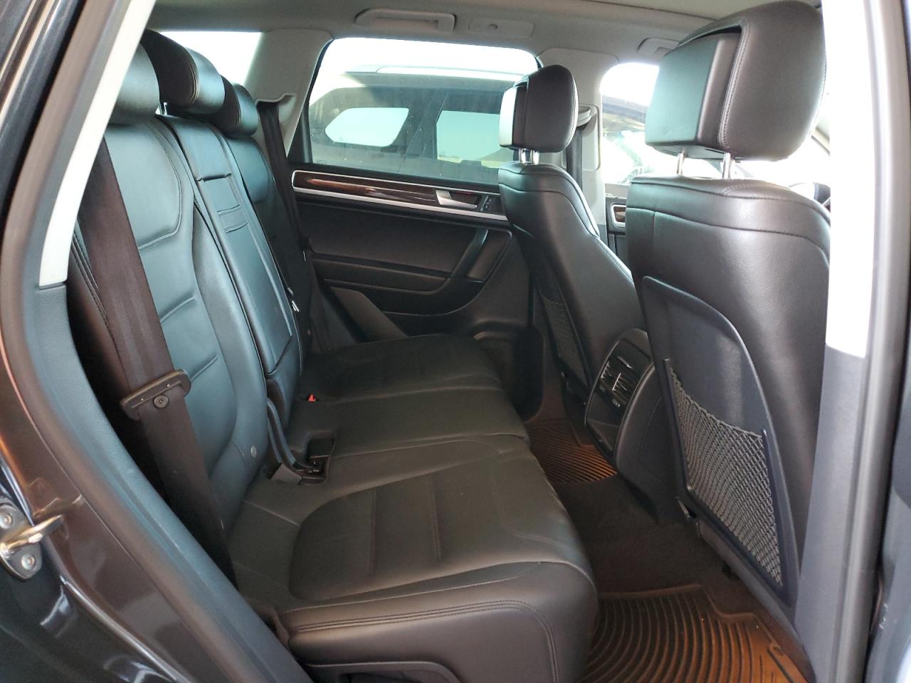 2014 Volkswagen Touareg - Image 11