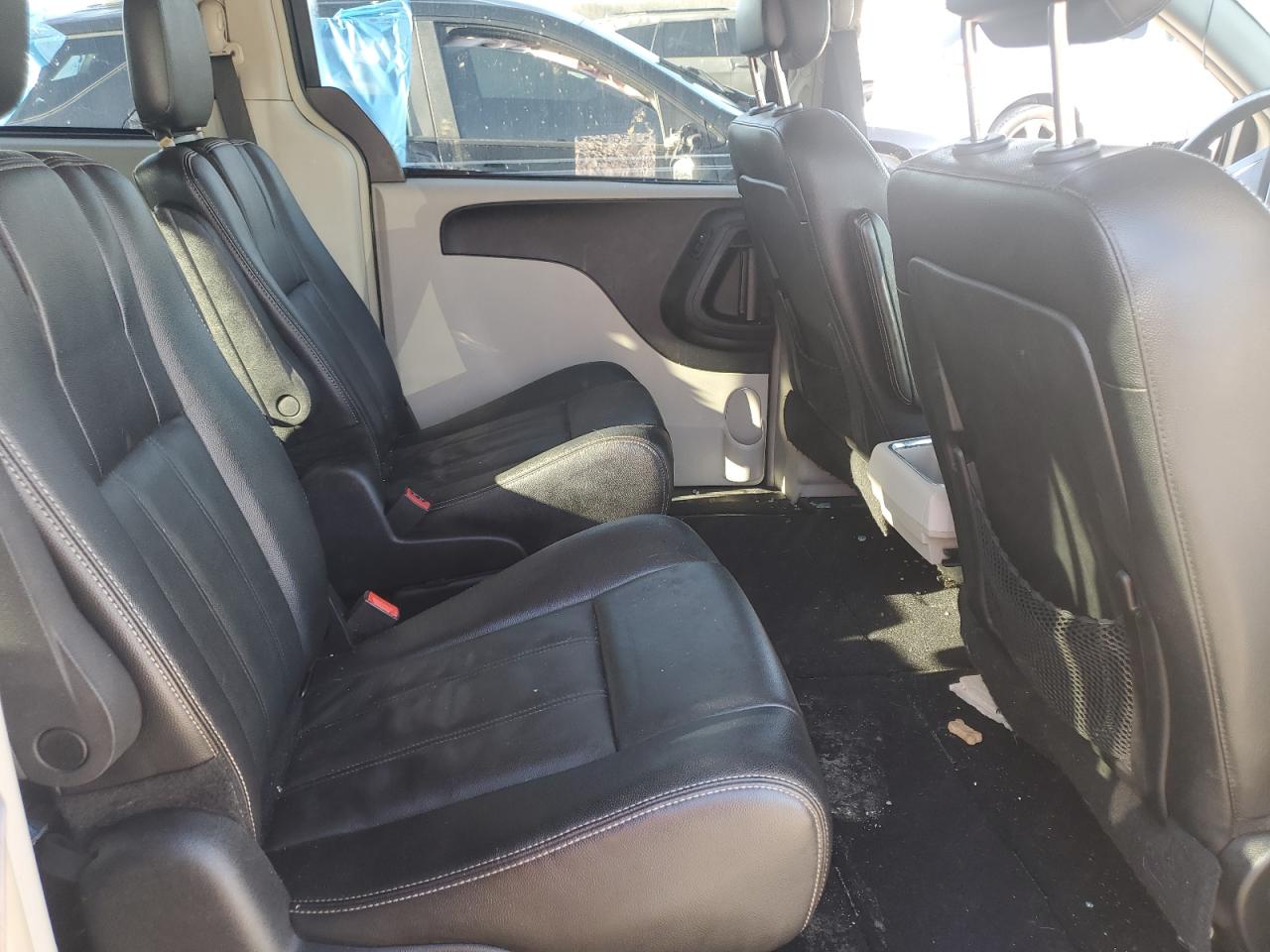 2015 Chrysler Town & Country - Image 11