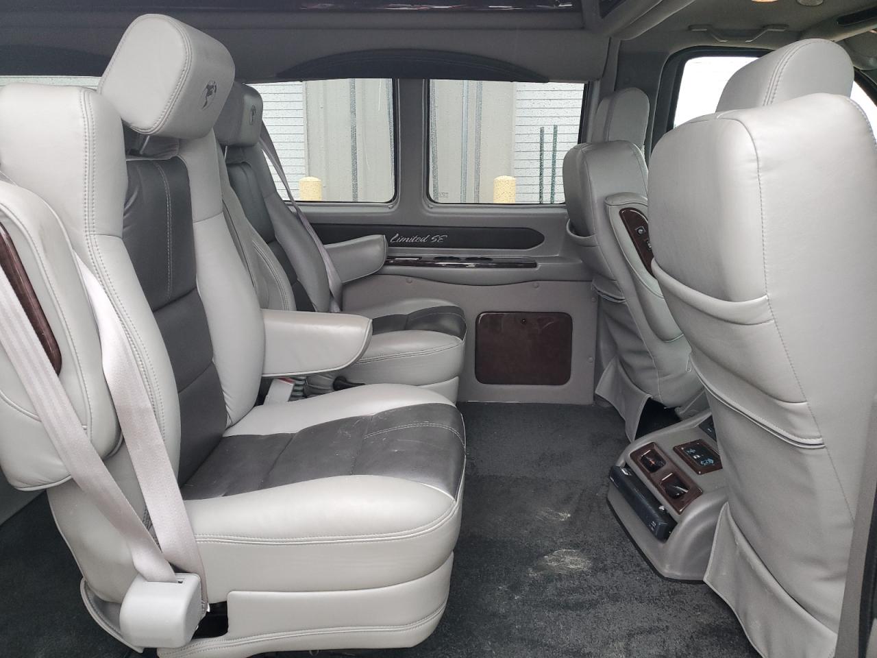 2015 GMC Savana - Image 11