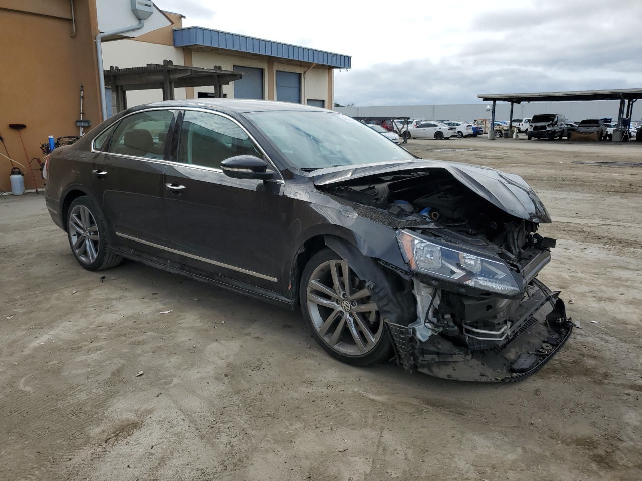 2016 Volkswagen Passat - Image 4
