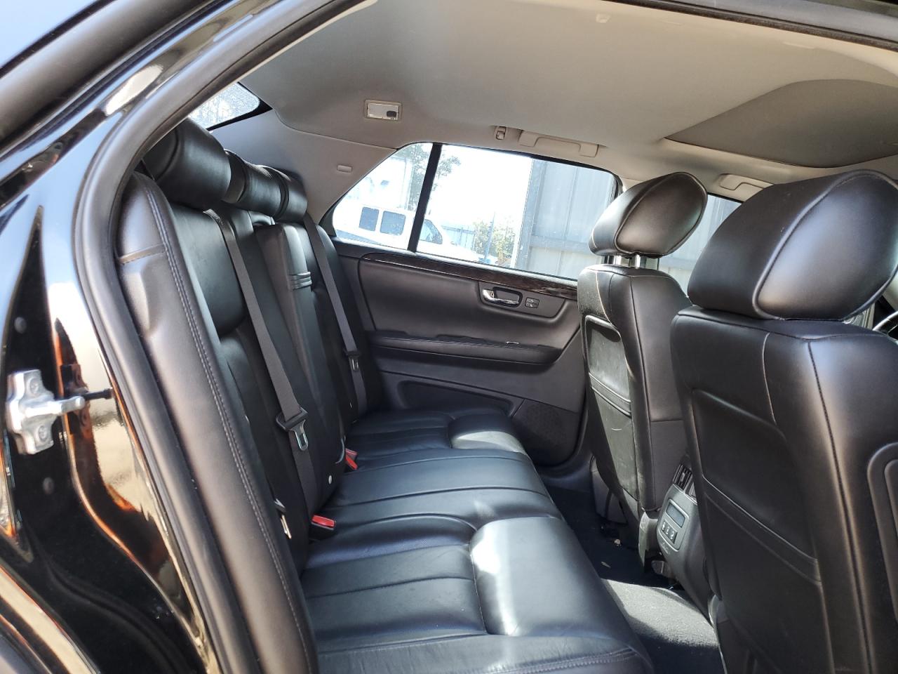 2011 Cadillac DTS - Image 10
