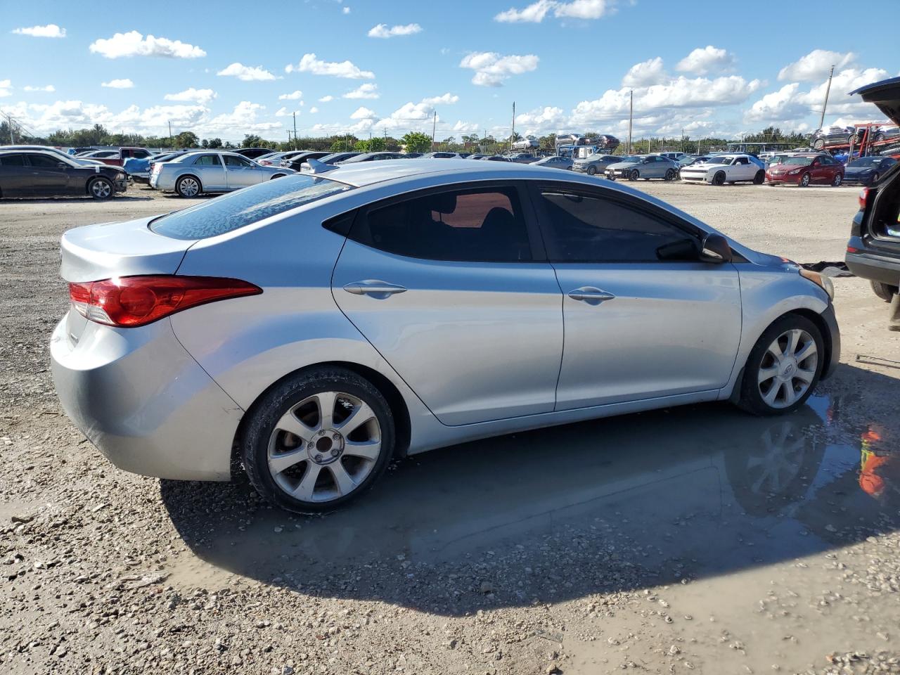 2013 Hyundai Elantra - Image 3