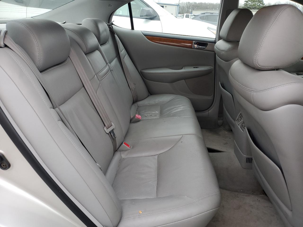 2005 Lexus ES - Image 10