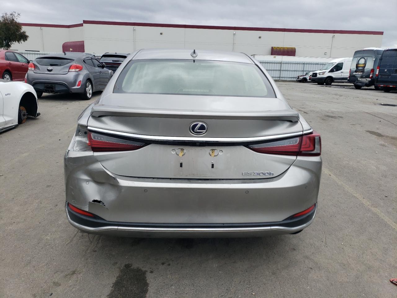2019 Lexus ES - Image 6