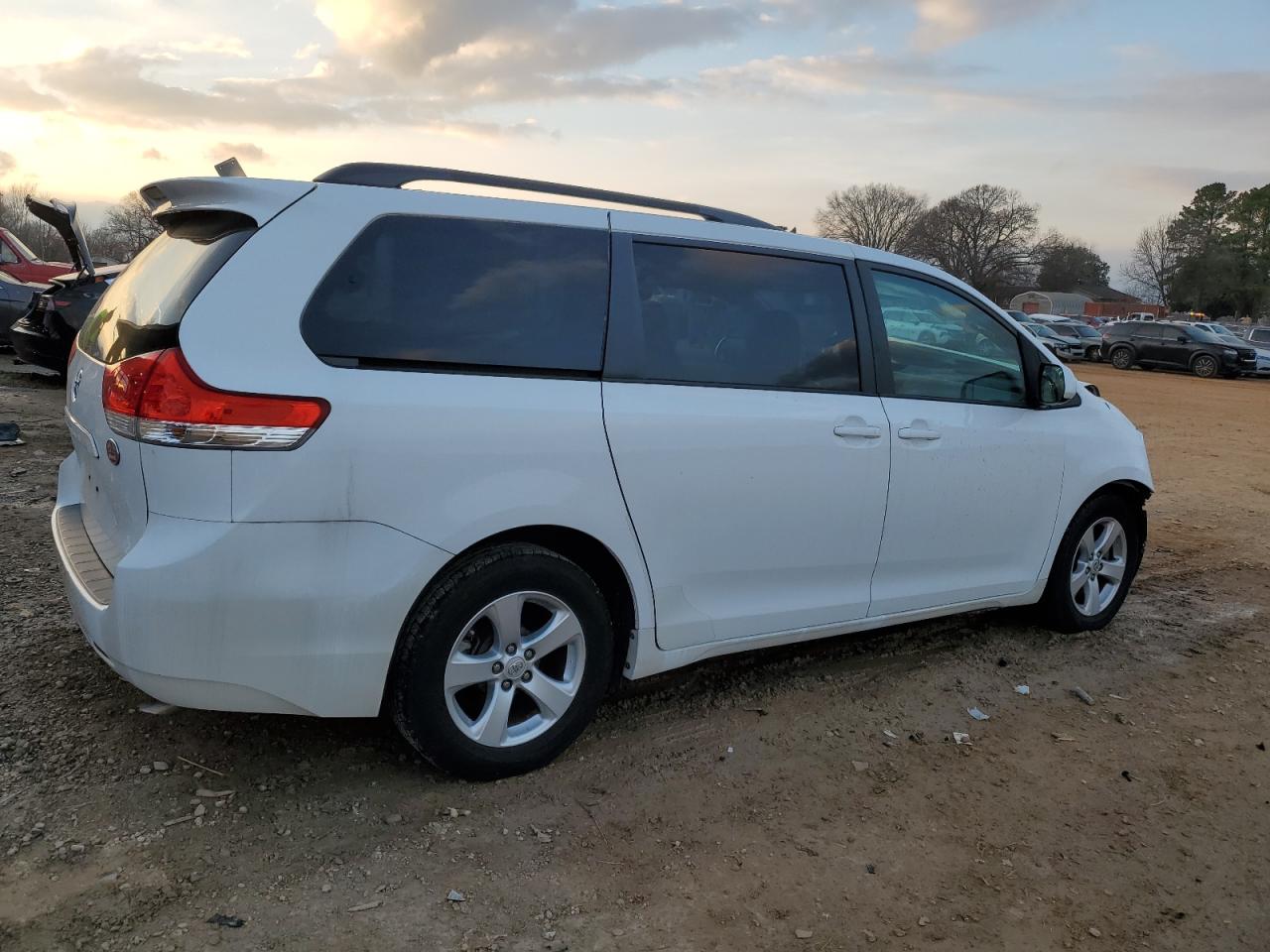 2014 Toyota Sienna - Image 3